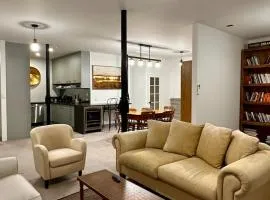 Stylish 2 bed, central city apartment & free park