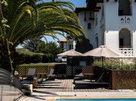 R&eacute;sidence Ch&acirc;teau d'Acotz - Appartements avec piscine &agrave; 300m des Plages & Oc&eacute;an