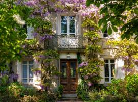 Independent cottage with heated pool, hotel in Lempaut