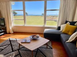 Epic Beachfront Bure - Taipa, hotel in Taipa