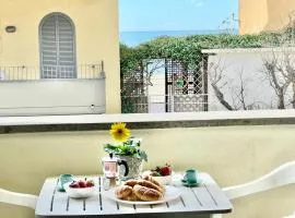Mono Rosina, aria condizionata e balcone a soli 50 metri dal mare! by Alfareal