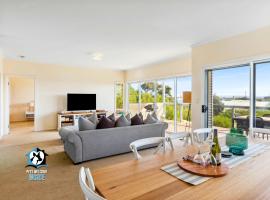 Tranquil Beach Retreat 2 Living Areas Sleeps 9, ξενοδοχείο σε Goolwa South