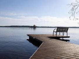 Cozy 4BR Lakeside Cottage with Sauna & Outdoor Grill, m&ouml;kki Lahdessa