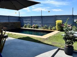 Linda casa en sector Las rastras Talca, hotel com piscina em Talca