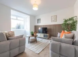 Spacious 3 Bedroom Home with Parking - Close to Leeds City and Amenities - Perfect for Long Stays