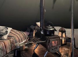 Remote Lakeside Bell Tent with Outdoor Sauna in Finland, hotel a Kärkölä