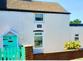 The Ultimate Romantic Getaway! Cosy Lakeside Cottage with Lakeside views, Log Burner & The Beach on your doorstep at the Best Location in Mablethorpe!