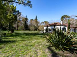Domaine forestier Darricau au bord du lac, 12 min de l'océan, villa à Aureilhan