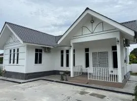 White House Homestay Langkawi Village & Paddy Views