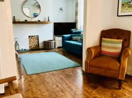 Great Value, Sleeps 6 Beautifully Decorated Cottage in Lyme Regis Great Location,Only a Few Minutes Walk from the Sea ,Beaches , Town and Restaurants