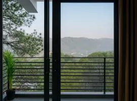 Tatva Nest ! Scenic 2bhk Apartment ! Mountain View ! Roof Top Restaurant ! Kasauli