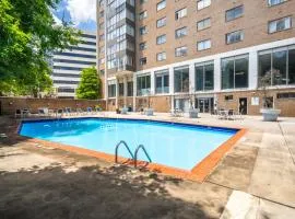 Downtown condo w pool access & workspace