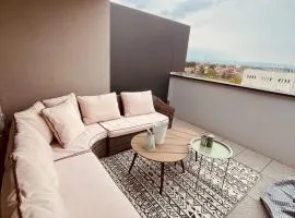 Byt s obrovskou terasou, západ slnka, garážové parkovanie