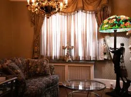 Chateau Connellsville Victorian Era Suite