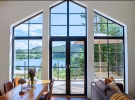 Newly built cabin with sauna, fireplace and amazing view, hotel di Järvsö