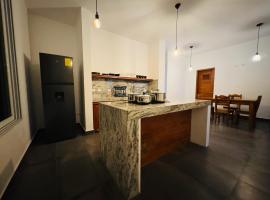 Suite Golden Beach: Puerto Villamil şehrinde bir plaj oteli