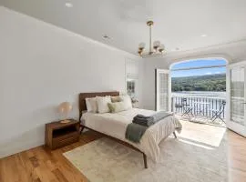 Lakeview Villa with Private Hot Tub, Firepit & Breathtaking Cliff Views