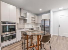 Modern Apt with Rooftop and Pool, Hotel in Prospectville