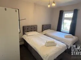 OnSiteStays - 4 bedroom house with 2 bathrooms