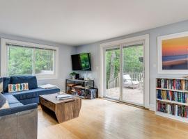 Hamptons Vacation Rental with Seasonal Pool!, Wellnesshotel in Hampton Bays