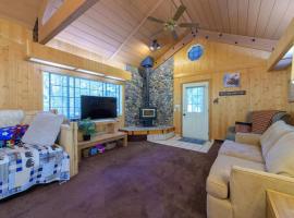Glen Lake Cabin in the Woods, villa in Eureka