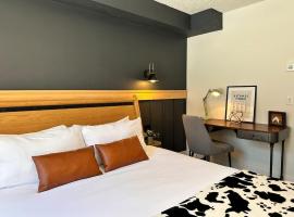 W118 NEW! Central Canmore- Light Industrial Hotel Room, hôtel à Canmore