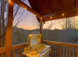 Charming cabin with all you need-Top Location, Grill, HotTub, Game Room, Wifi & Workstation, Sleeps 14