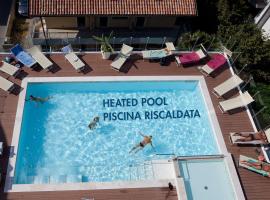 Hotel Tropical، فندق في Piazza Milano، ليدو دي يسولو