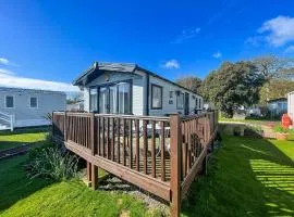 Beautiful Caravan For Hire With A Partial Sea View In Suffolk Ref 32042Az