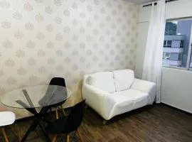 Loft central, cozinha e sala