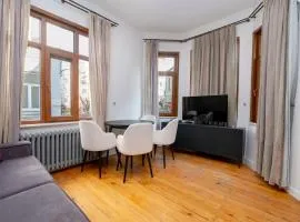 Exclusive House with 2 Apartments including 4 Bedrooms and 4 Bathrooms in Total