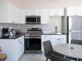 Sj Residences 1-Bedroom Retreat Mins to the Beach, hotel i The Bight Settlements