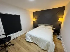 Spacious Room2, Airport, Free Pkg, Sep Entrance, New Renovation, Shared bathroom
