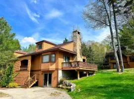 FC29 Slopeside Bretton Woods Resort cottage with upscale stylings cozy decor tons of space AC