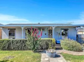 Charming Coastal Cottage-Steps Away from the Beach