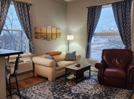 Spacious 2BR Apt Downtown, 2 Blocks from State Capitol, hotel v destinaci Topeka