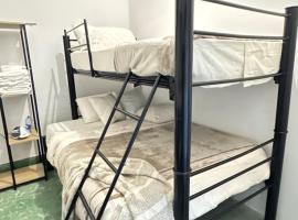 Habitación con dos camas y servicios, guest house in Monterrey