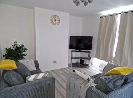 Charming 3-bed home, shops close by، فندق في سويندون