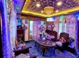 King of kings Houseboat