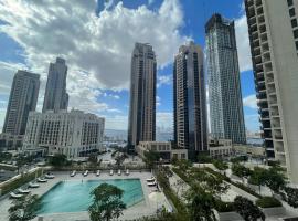 3BR Haven with Burj Views by MagnoliasVHR, acomoda&ccedil;&atilde;o em condom&iacute;nio em Dubai