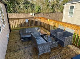 Starling Lodge with Hot tub at Brickyard Lakes, hotel v destinaci Amotherby