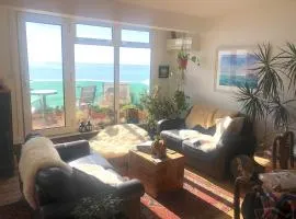 Seafront balcony, lovely spacious relaxing flat