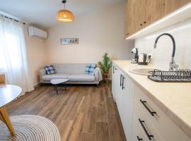 Bright & Cozy Apartment in quiet area near Airport, hotel v destinaci Golubovci