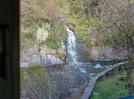 RIVER HOUSE IN THE MOUNTAINS - with Wi-Fi、Pianosinaticoのヴィラ