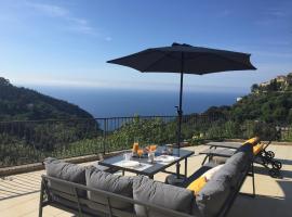 Appartement Eze Village proche Monaco fabuleuse vue mer et vieux village, hotel in Èze