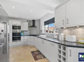 Spacious 5 Bedroom 2 Bathroom Home with Parking, WiFi and Garden Near NEC, HS2 and Solihull