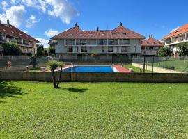 Acogedor dúplex en urbanización con piscina en Ajo, viešbutis mieste Achas