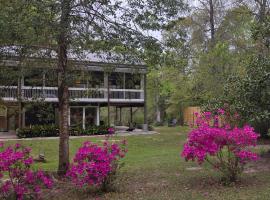 Glass House retreat on scenic Bogue Falaya river, hotel de playa en Covington