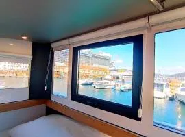 Casa Flotante en el Puerto de Vigo - Different Charter