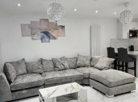 Luxury and stylish 3 bedroom house or Apartment in Greenhithe - Available for booking as individual Room or as a Whole apartment - 11mins walk to Greenhithe Train Station, 7 mins drive to Bluewater shopping mall